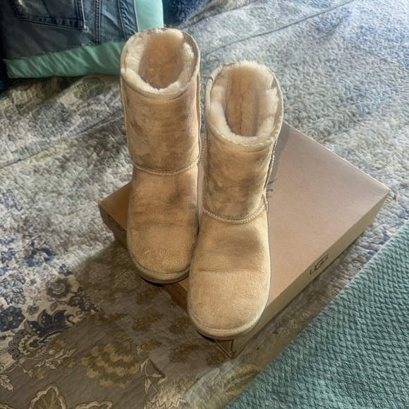 UGG Shoes - Like New! Authentic Women's UGG Classic Short Boots - Sand, Size 6"